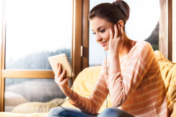 Mujer sentada en la sala y escuchando música — Foto de Stock