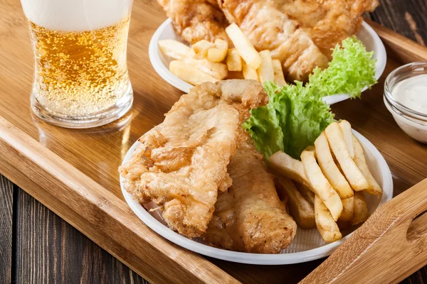 Fish and chips met tartaarsaus op een dienblad — Stockfoto