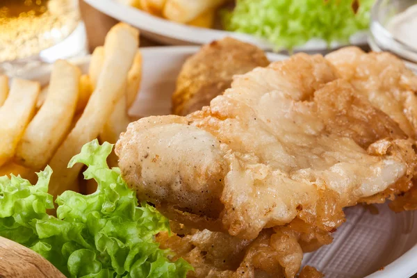 Balık ve cips bir tepsi üzerinde tartar sos ile — Stok fotoğraf