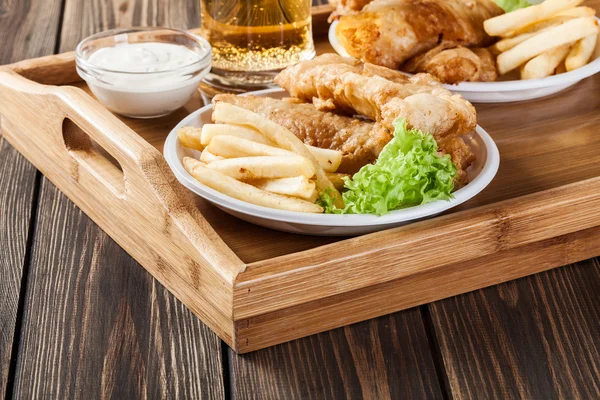 Fish and chips met tartaarsaus op een dienblad — Stockfoto