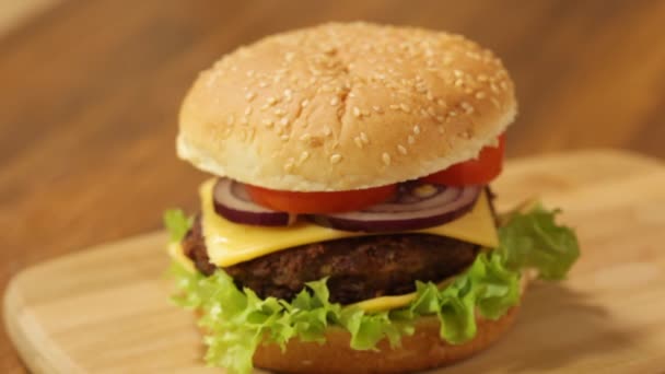 Hamburger na deski do krojenia — Wideo stockowe