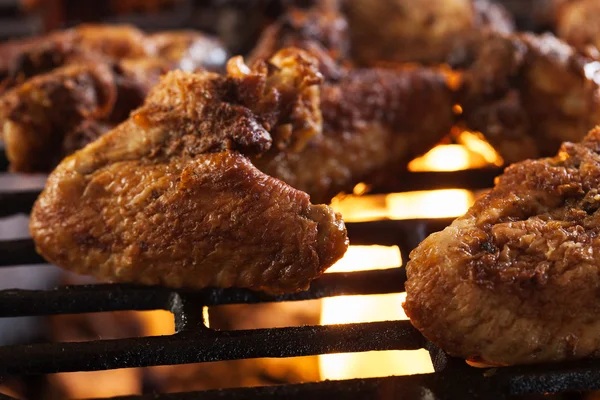 Asas de frango grelhadas na churrasqueira — Fotografia de Stock