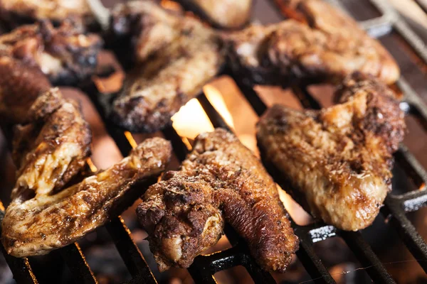 Grilling chicken wings on barbecue grill — Stock Photo, Image