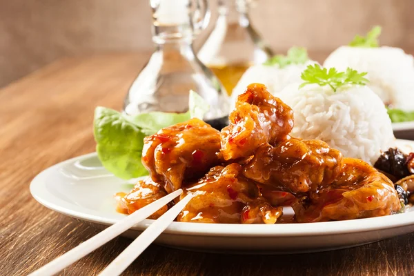 Fried chicken pieces with sweet and sour sauce — Stock Photo, Image