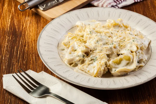 Krema soslu İtalyan tortellini — Stok fotoğraf