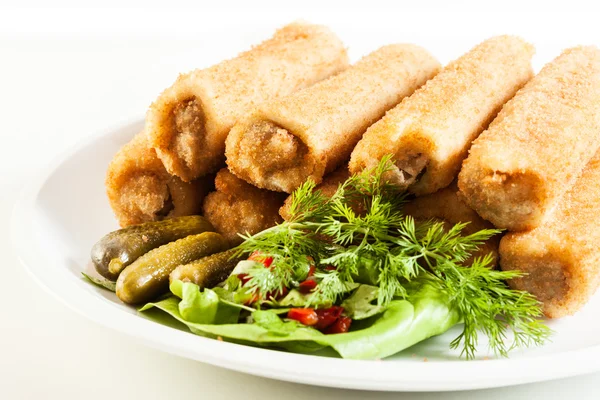 Deliciosas croquetas con carne y ensalada — Foto de Stock