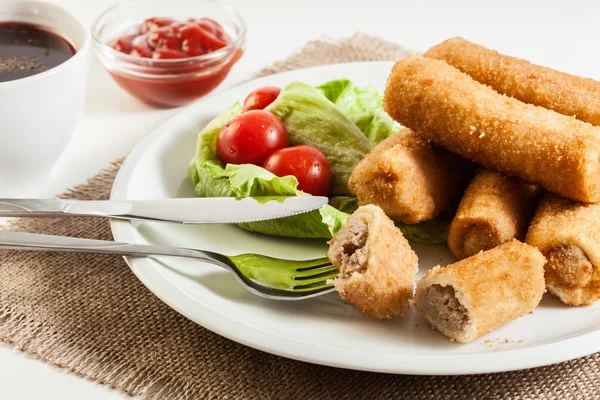 Croquetes com sopa de carne e beterraba — Fotografia de Stock