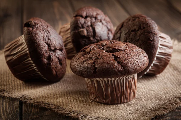 Bolo de chocolate muffins em uma mesa — Fotografia de Stock