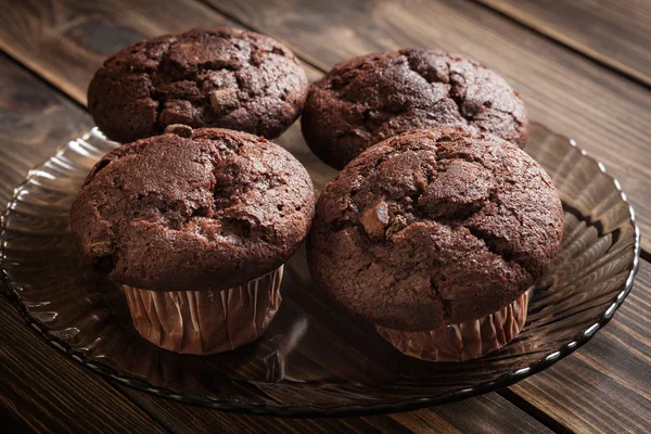 Bolo de chocolate muffins em uma mesa — Fotografia de Stock