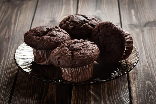 Muffin di torta al cioccolato su un tavolo — Foto Stock