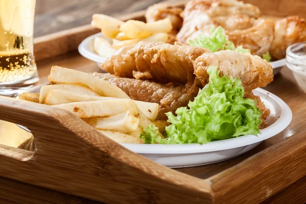 Peixe e batata frita com molho tártaro em uma bandeja — Fotografia de Stock