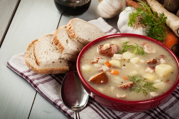 Syrlig soppa gjord av rågmjöl — Stockfoto