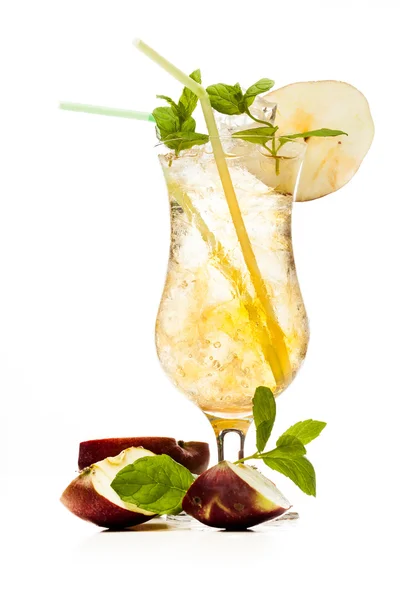 Cider cocktail gegarneerd met een appel — Stockfoto