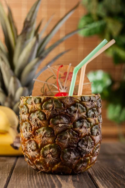 Pina Colada over houten achtergrond — Stockfoto