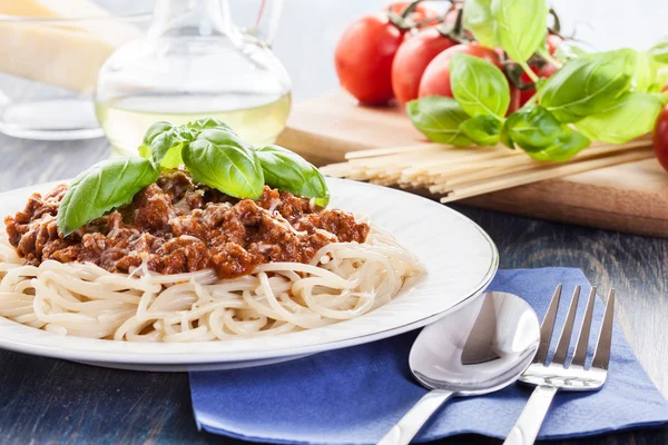 Spaghetti bolognese with cheese and basil — Stock Photo, Image