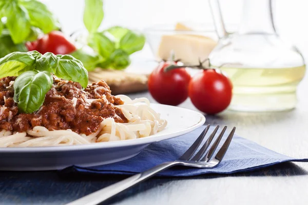 Spagetti bolognese peynirli ve fesleğen ile — Stok fotoğraf