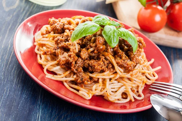 Spaghetti bolognese with cheese and basil — Stock Photo, Image