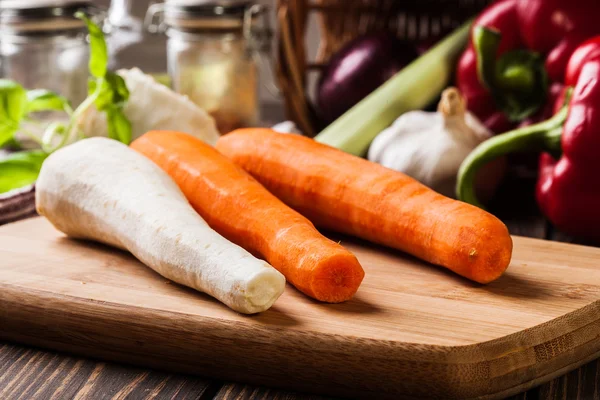 Свіжі овочі: морква і петрушка — стокове фото