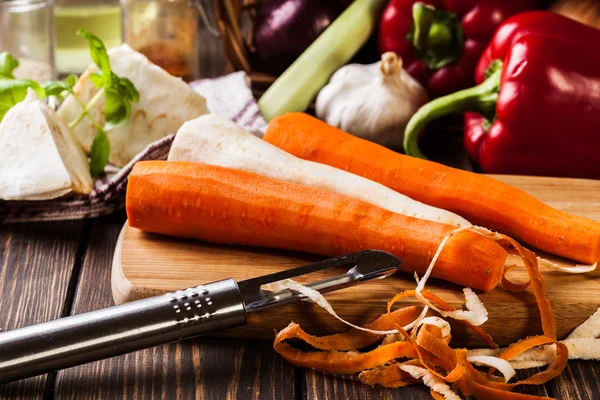 Verse groenten: wortelen en peterselie — Stockfoto