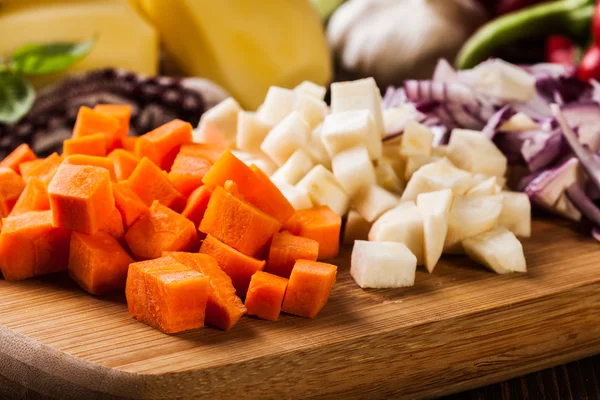 Verduras picadas: zanahorias, perejil y cebolla —  Fotos de Stock