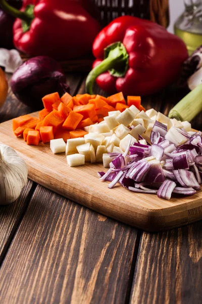 Verduras picadas: zanahorias, perejil y cebolla — Foto de Stock