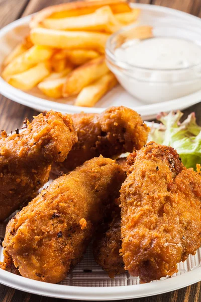 Crujiente crujiente alas de pollo con patatas fritas —  Fotos de Stock