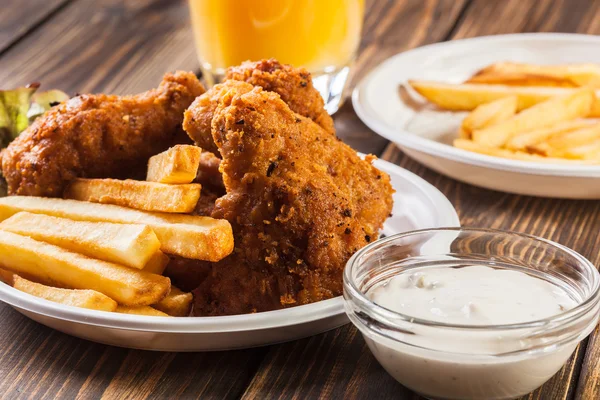 Crisp crunchy chicken wings with chips — Stock Photo, Image