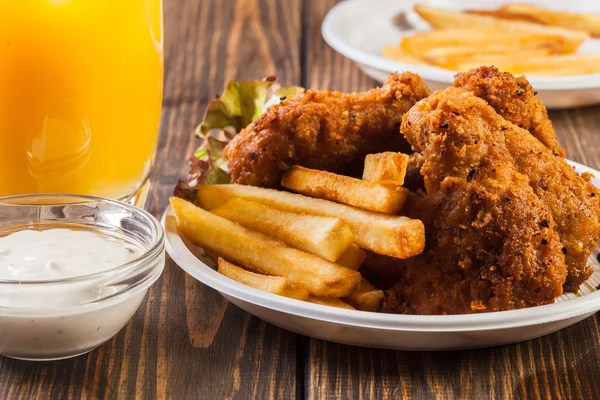 Asas de frango crocantes com batatas fritas — Fotografia de Stock