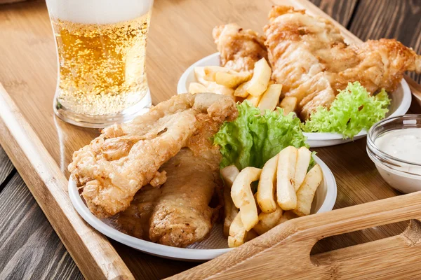 Balık ve cips bir tepsi üzerinde tartar sos ile — Stok fotoğraf