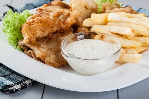 Fish and chips met tartaarsaus op een plaat — Stockfoto