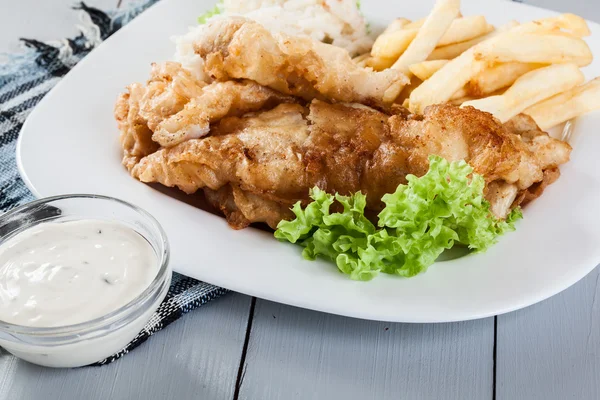 Fish and chips with tartar sauce on a plate — Stock Photo, Image