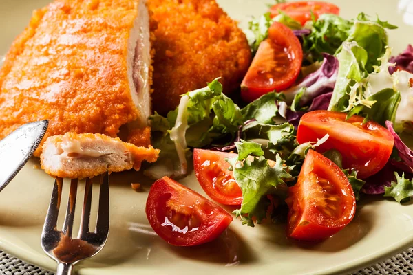 Cutlet Cordon Bleu com salada — Fotografia de Stock