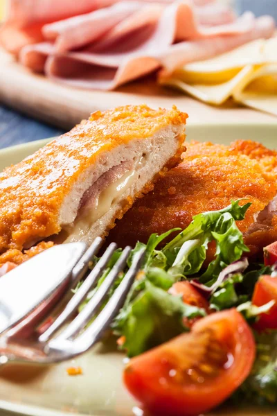 Schnitzel cordon bleu mit Salat — Stockfoto