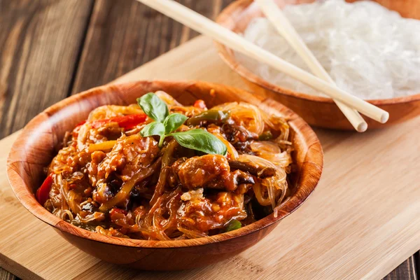 Chinese chicken with rice noodles — Stock Photo, Image