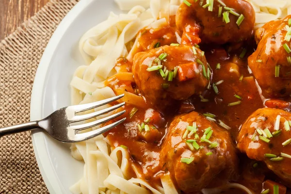 Pâtes fettuccine et boulettes de viande avec sauce tomate — Photo