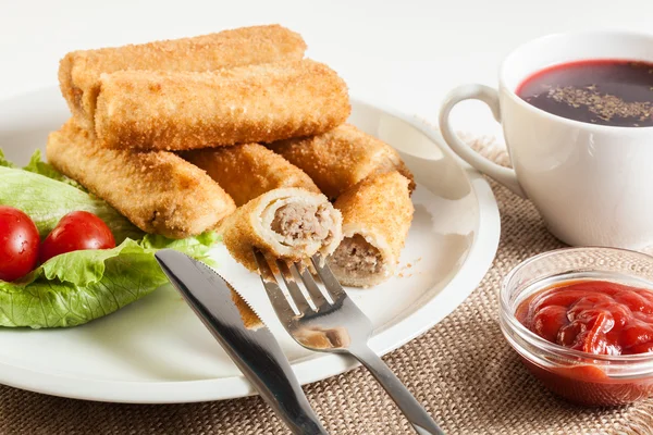 Croquetas con sopa de carne y remolacha — Foto de Stock