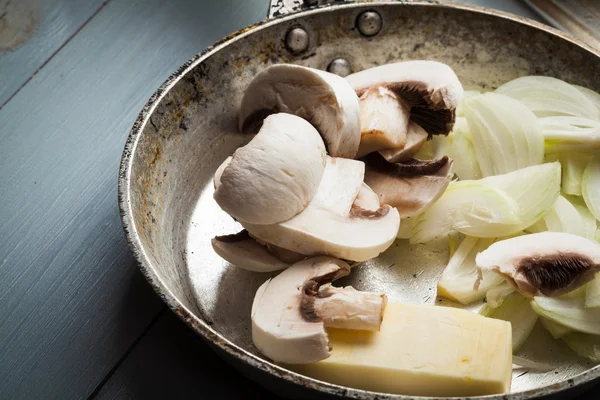 Φέτες μανιτάρια με κρεμμυδάκι σε ένα τηγάνι — Φωτογραφία Αρχείου