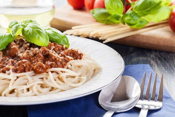 Spaghetti bolognese with cheese and basil — Stock Photo, Image