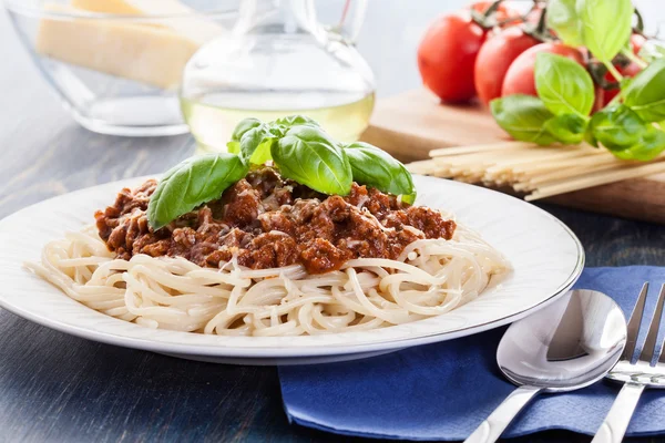Espaguetis boloñés con queso y albahaca —  Fotos de Stock
