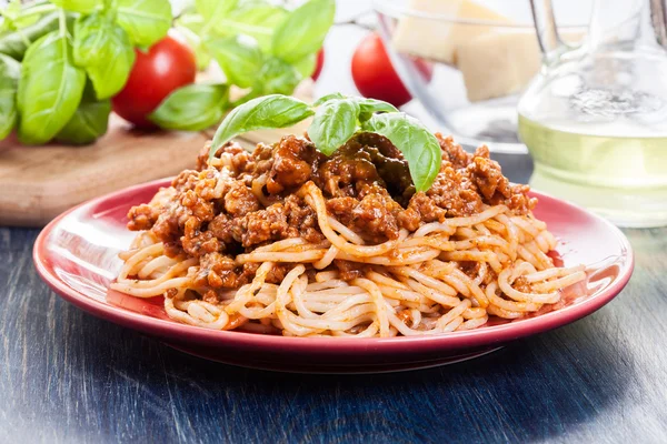 Spaghetti bolognese med ost och basilika — Stockfoto