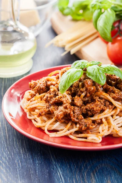 Spaghetti bolognese with cheese and basil — Stock Photo, Image