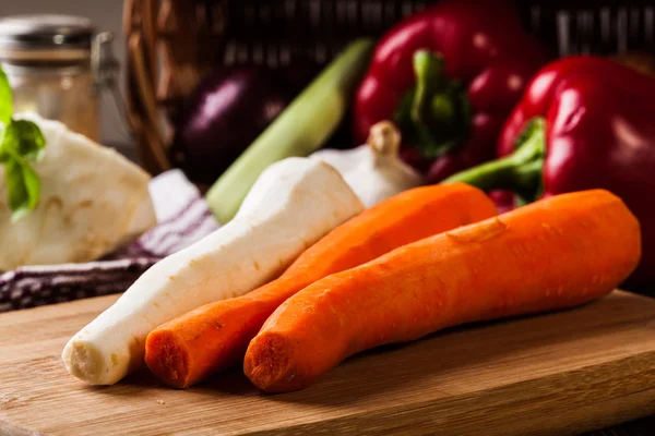 Verduras frescas: zanahorias y perejil —  Fotos de Stock