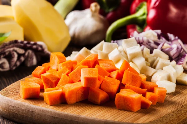 Verduras picadas: zanahorias, perejil y cebolla — Foto de Stock