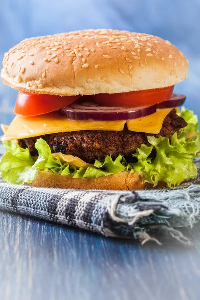 Hamburger kağıt üzerinde — Stok fotoğraf