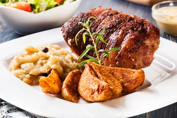 Pork knuckle with fried sauerkraut — Stock Photo, Image