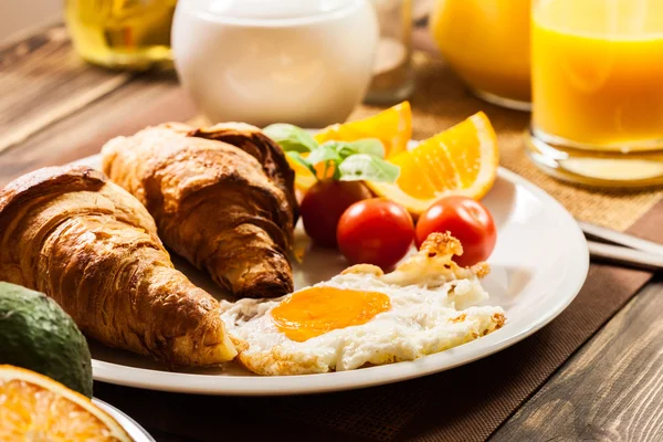 Café da manhã com croissant suco de laranja final — Fotografia de Stock