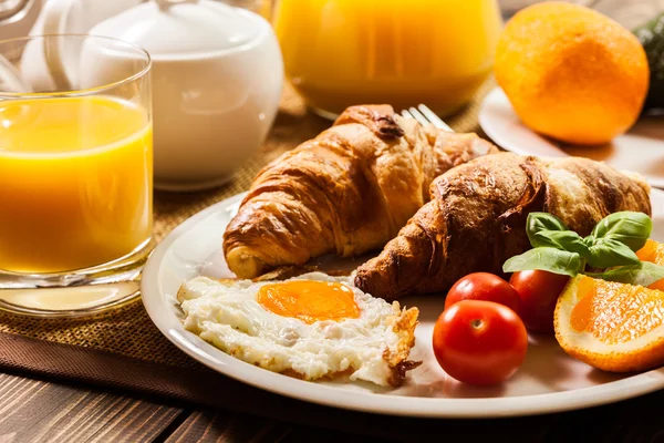 Ontbijt met croissant einde oranje sap — Stockfoto