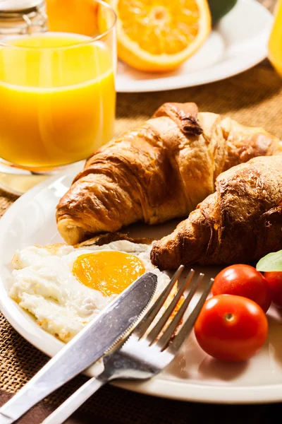 Frukost med croissant slutet orange juice — Stockfoto