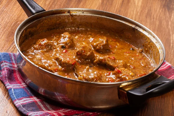 Ragoût de boeuf dans une casserole — Photo