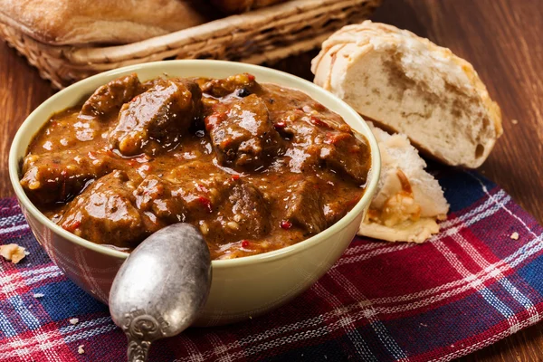 Guisado de carne servida com pão crocante — Fotografia de Stock